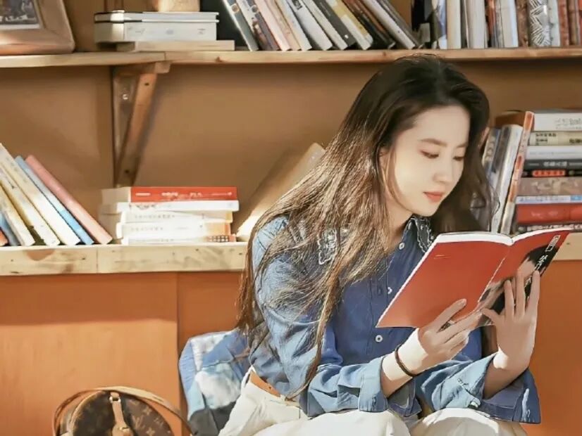 看了「刘亦菲」的采访，才知道她读了这么多书！