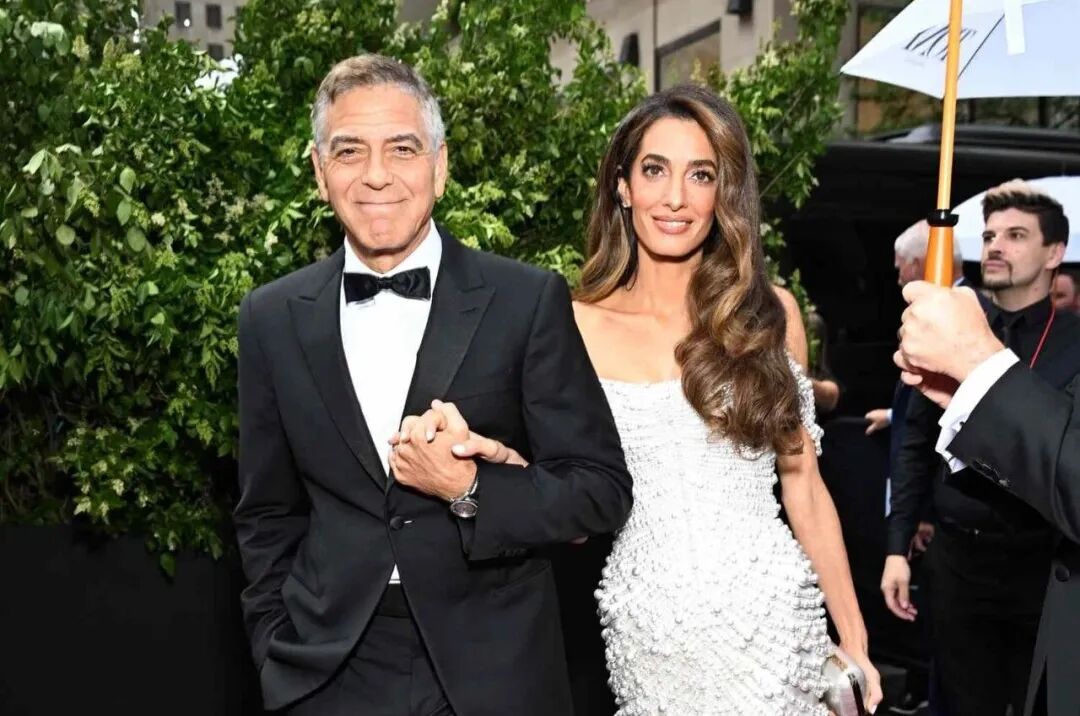 乔治&middot;克鲁尼携全家正式入籍法国