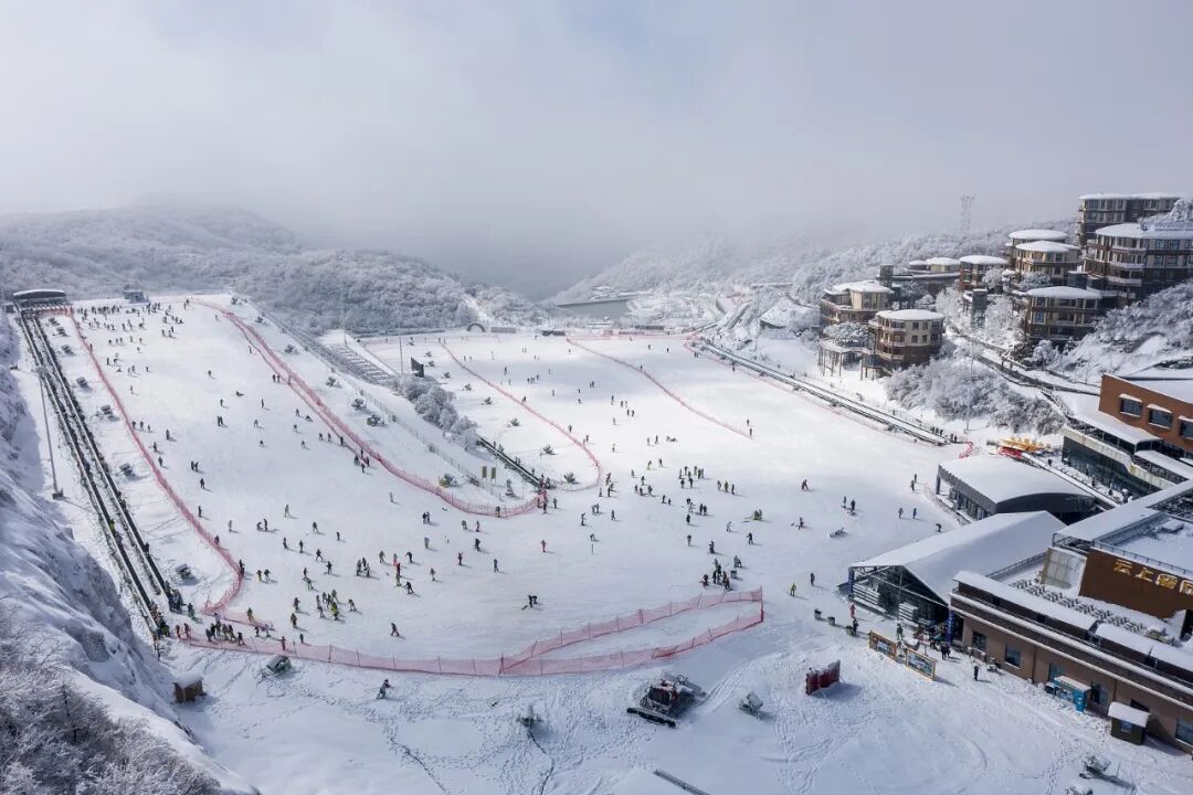 假期花几千块在江浙沪滑雪的中产，被坑哭了