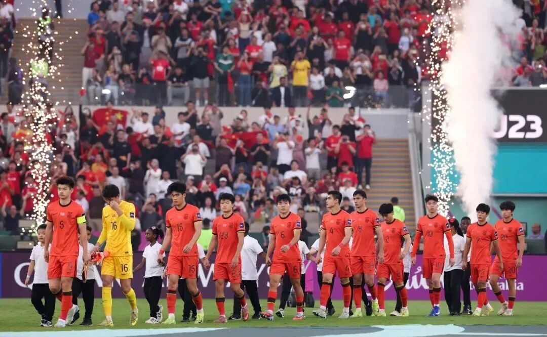 让中国人集体熬夜的少年国足，0比4输了照样热血