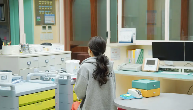 在精神科12000天的他，讲出当代人看不见的痛苦