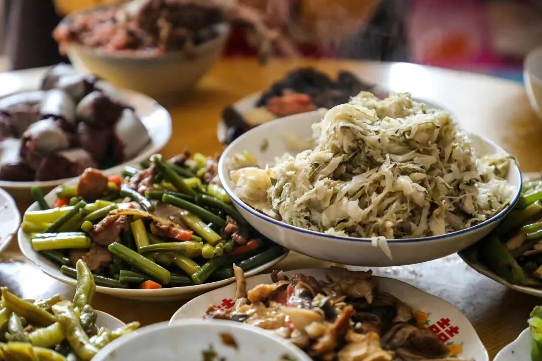 东北的返程绿皮火车上，怎么吃得比年夜饭还硬