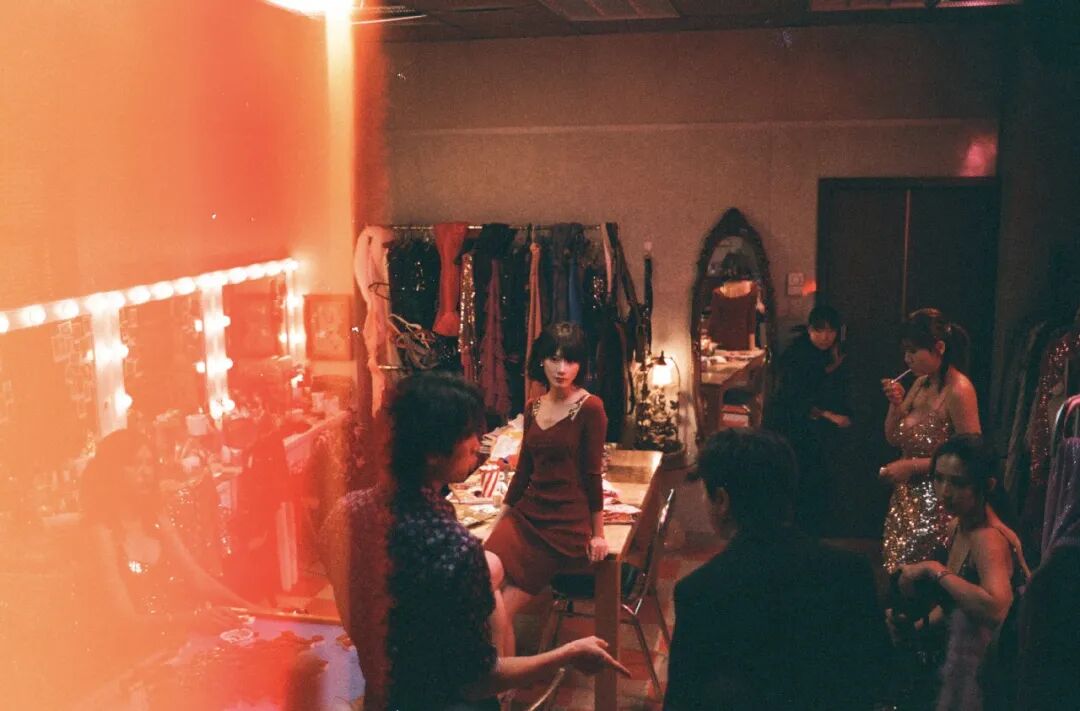 最近唯一的院线黑马，不靠她们卖惨