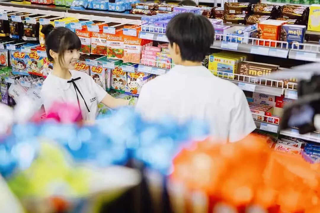 大学生爱逛的零食店，卖起了7块9的洗发水