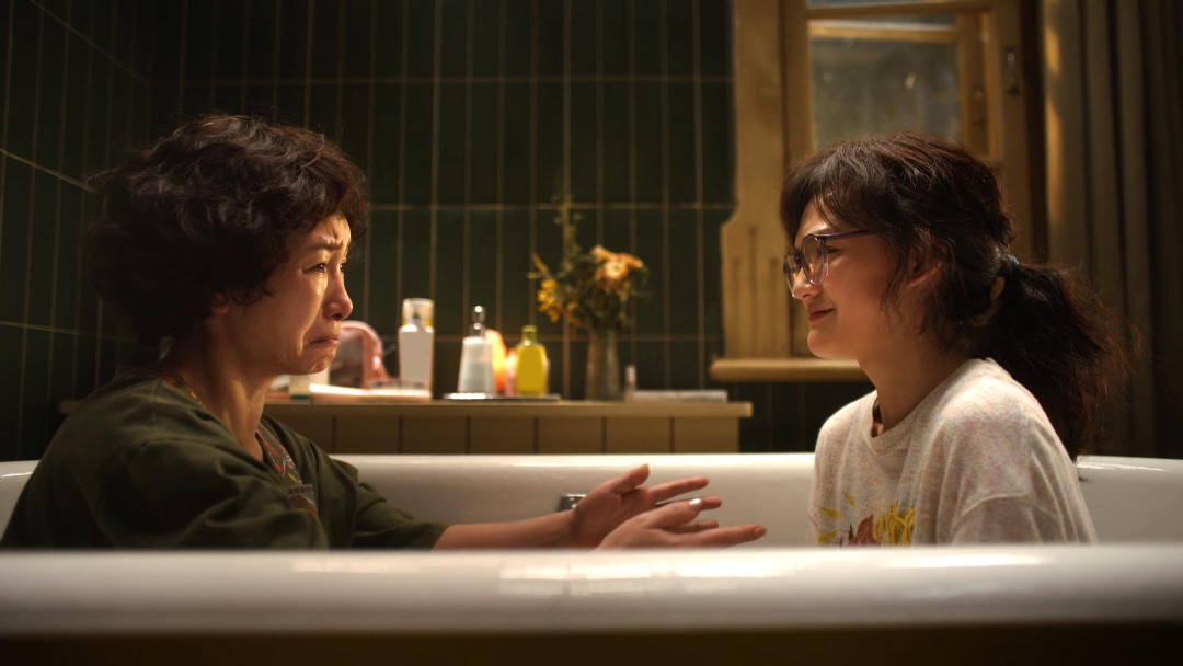 这部勇敢、轻盈的女性电影，给压抑的清明档一线光亮