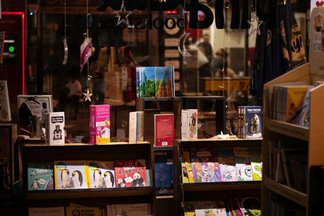 刘滨滨：暂时放下&ldquo;自我&rdquo;，走进书店｜刀锋图书奖推委2025阅读图景