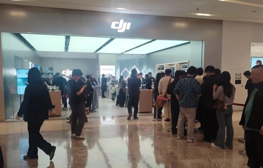 大疆VS影石双向博弈：手持相机赛道激战，手机巨头搅局