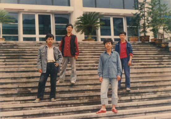 从老师到打工人的17年，他没能留在上海也回不去县城